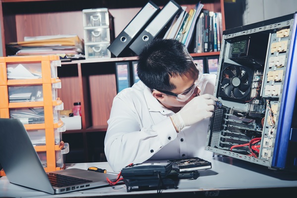 Técnico en microinformática reparando equipos de cómputo