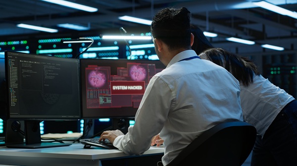 Especialista monitoreando seguridad informática