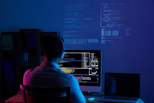 Profesional de IT trabajando en infraestructura tecnológica